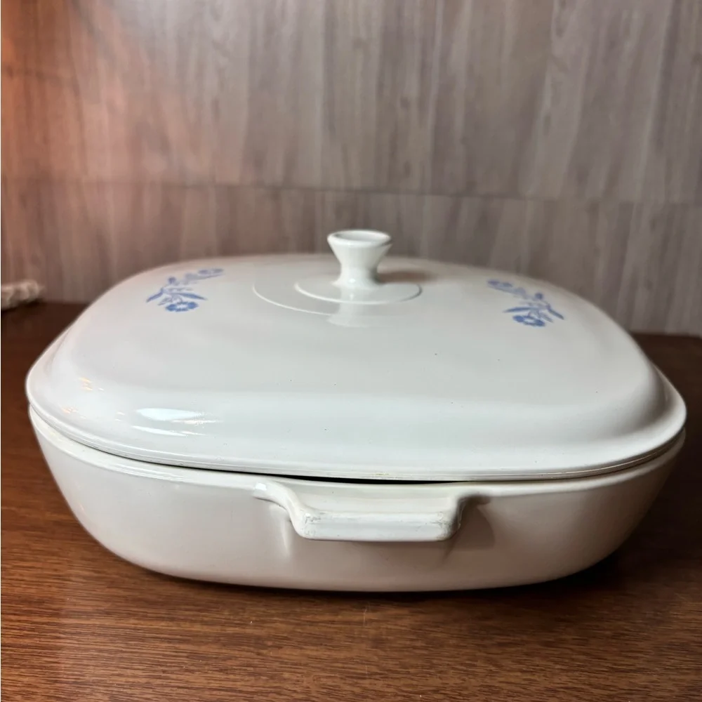 Corningware Pyroeeam Cornflower Blue Covered Casserole Blue Floral Rare B-10